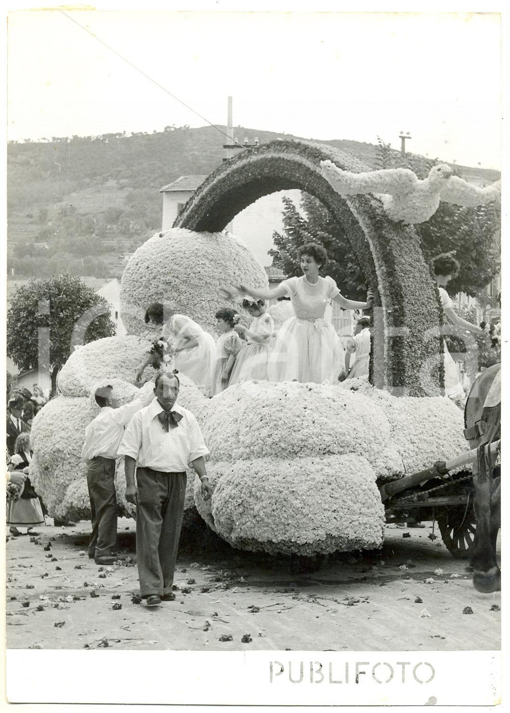 1954 VENTIMIGLIA (IM) BATTAGLIA DI FIORI - Ragazze sfilano su un carro (2) *Foto