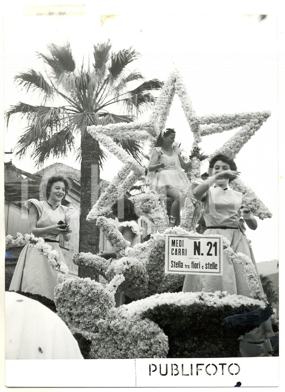 1954 VENTIMIGLIA (IM) BATTAGLIA DI FIORI - Ragazze sfilano su un carro (3) *Foto