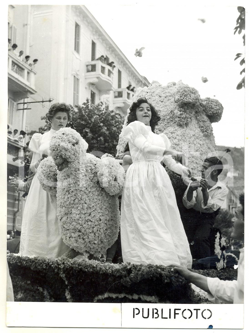 1954 VENTIMIGLIA (IM) BATTAGLIA DI FIORI - Ragazza lancia fiori da un carro