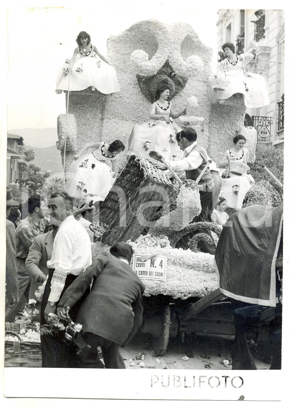 1954 VENTIMIGLIA (IM) BATTAGLIA DI FIORI - Tradizionale sfilata dei carri (4)