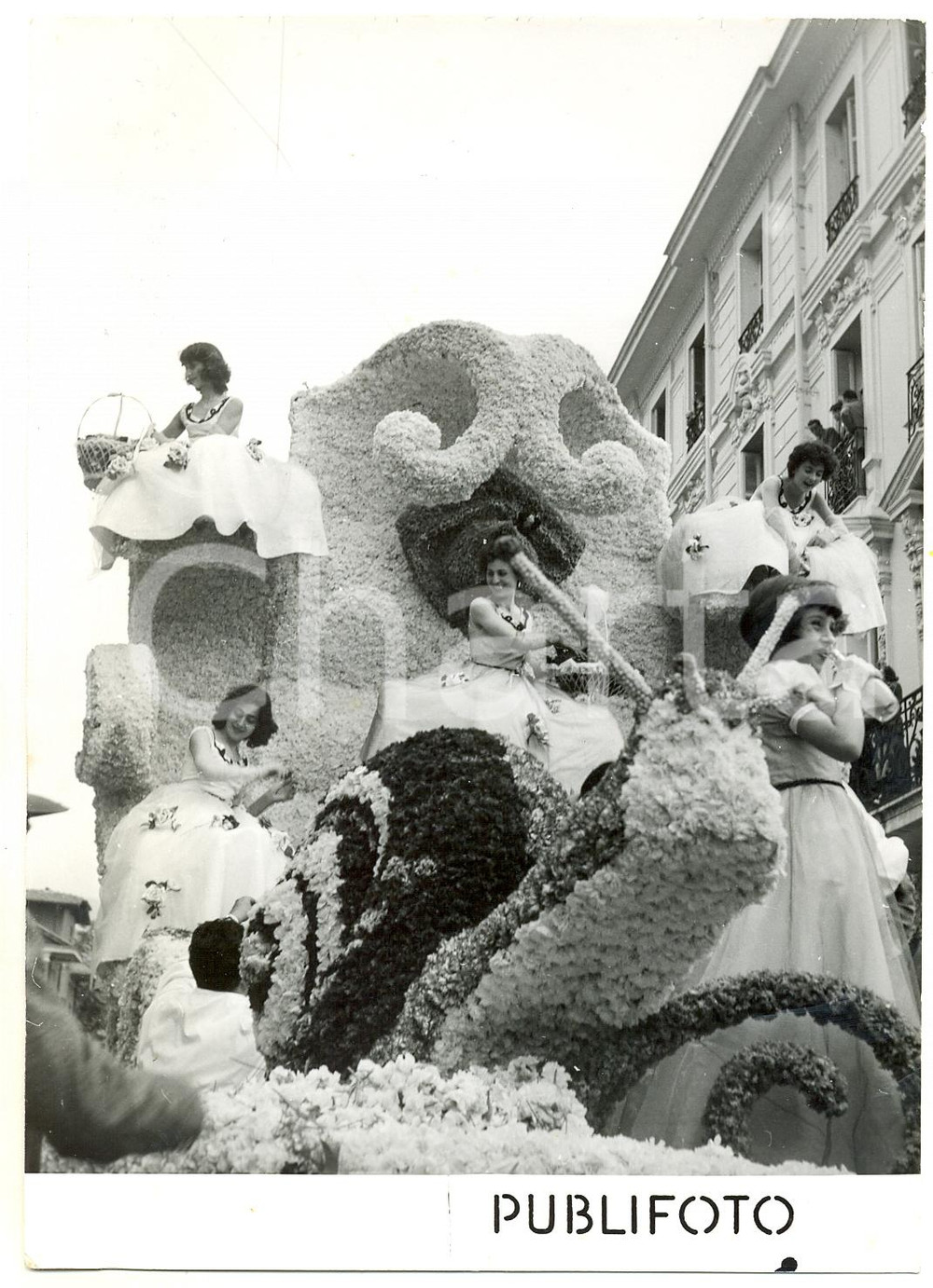 1954 VENTIMIGLIA (IM) BATTAGLIA DI FIORI - Ragazze sfilano su un carro (4) *Foto