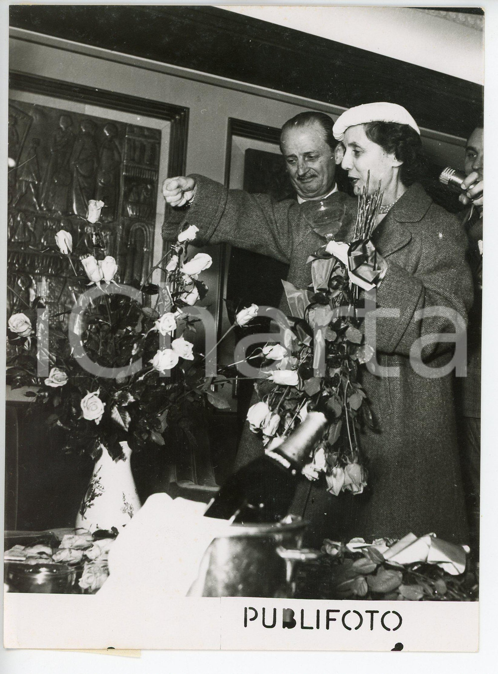 1955 GENOVA - Professor Domenico AICARDI presenta rosa CRISTOFORO COLOMBO *Foto