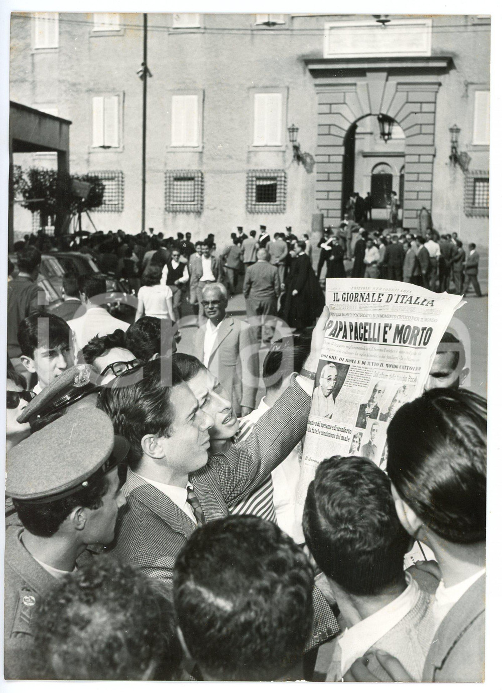 1956 CASTEL GANDOLFO Morte di Papa PIO XII - Romani leggono IL GIORNALE D'ITALIA