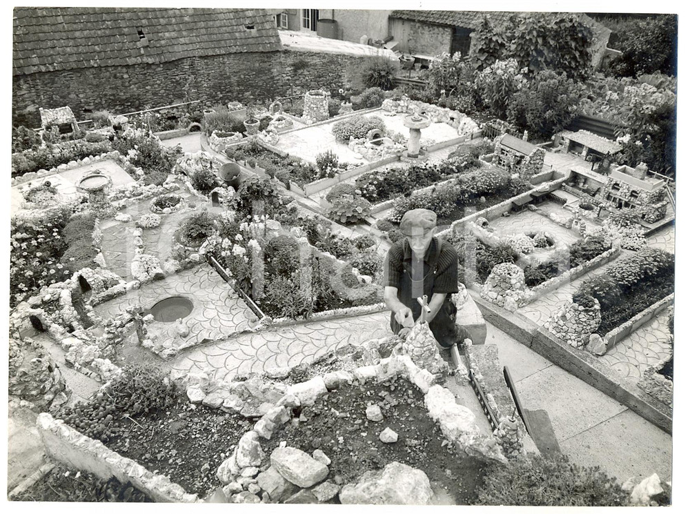 1958 FROME ENGLAND - Ernie HALL costruisce villaggio in miniatura *Foto curiosa