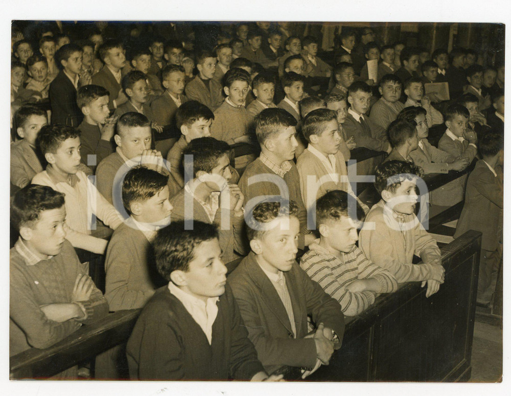 1958 TORINO Basilica di Maria Ausiliatrice - Giovani pregano per Papa PIO XII