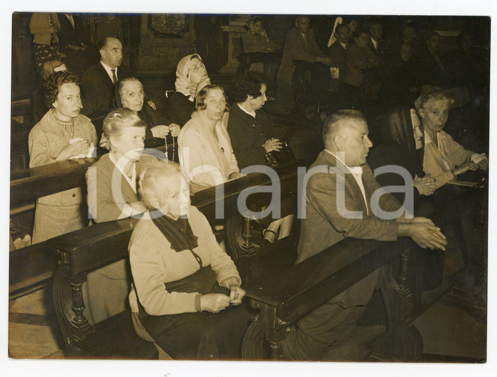 1958 TORINO Santuario della Consolata - Fedeli pregano per Papa PIO XII *Foto