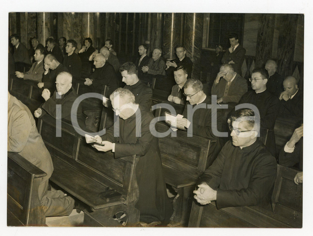 1958 TORINO Basilica di Maria Ausiliatrice - Fedeli pregano per Papa PIO XII
