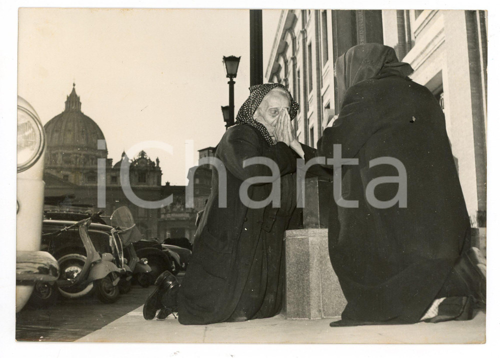 1958 ROMA Via della Conciliazione - Anziane pregano per PIO XII lungo la strada