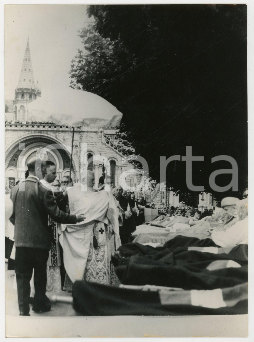 1962 LOURDES - Cardinale Eugène TISSERANT benedice ammalati in pellegrinaggio