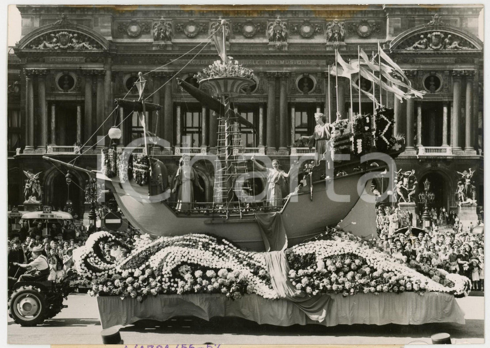 Fotografia d epoca originale 1960 ca PARIS Place de l OpÃ©ra  CORSO FLEURI DÃ©filÃ© du char La ville de Paris 1