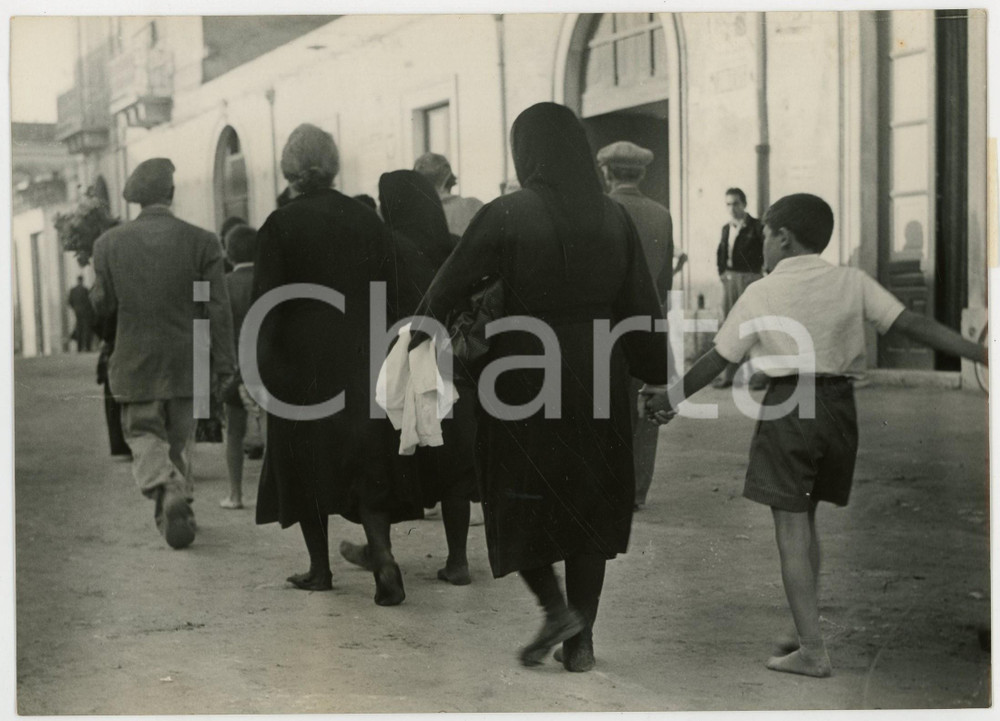1960 ca SIRACUSA - Fedeli scalzi in pellegrinaggio per la MADONNA DELLE LACRIME