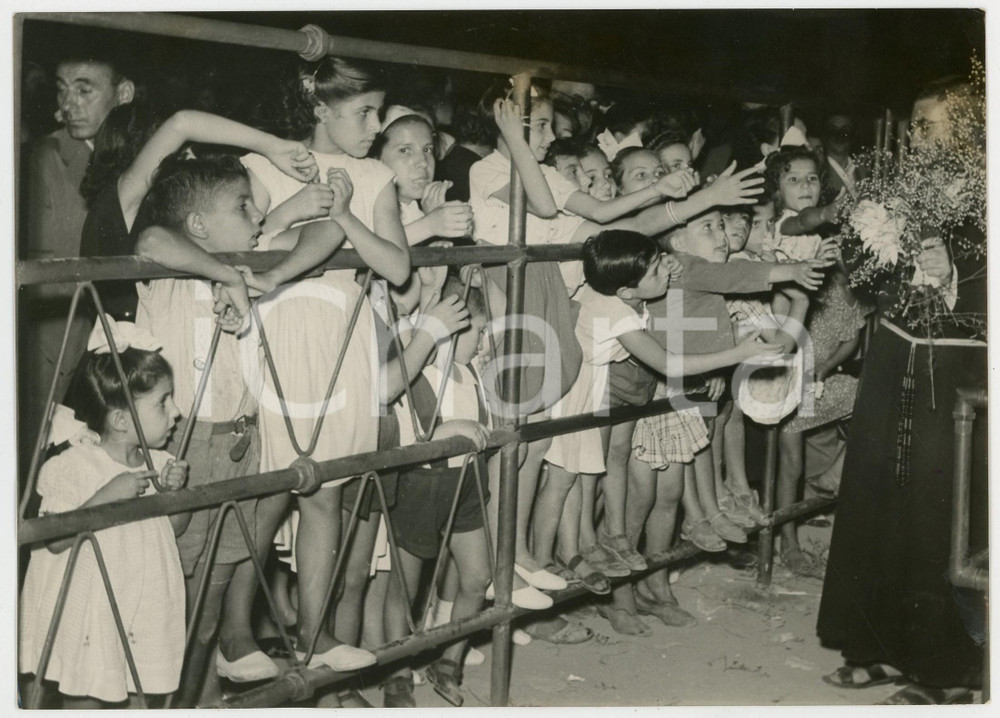 1960 ca SIRACUSA - Bambini chiedono la grazia alla MADONNA DELLE LACRIME *Foto