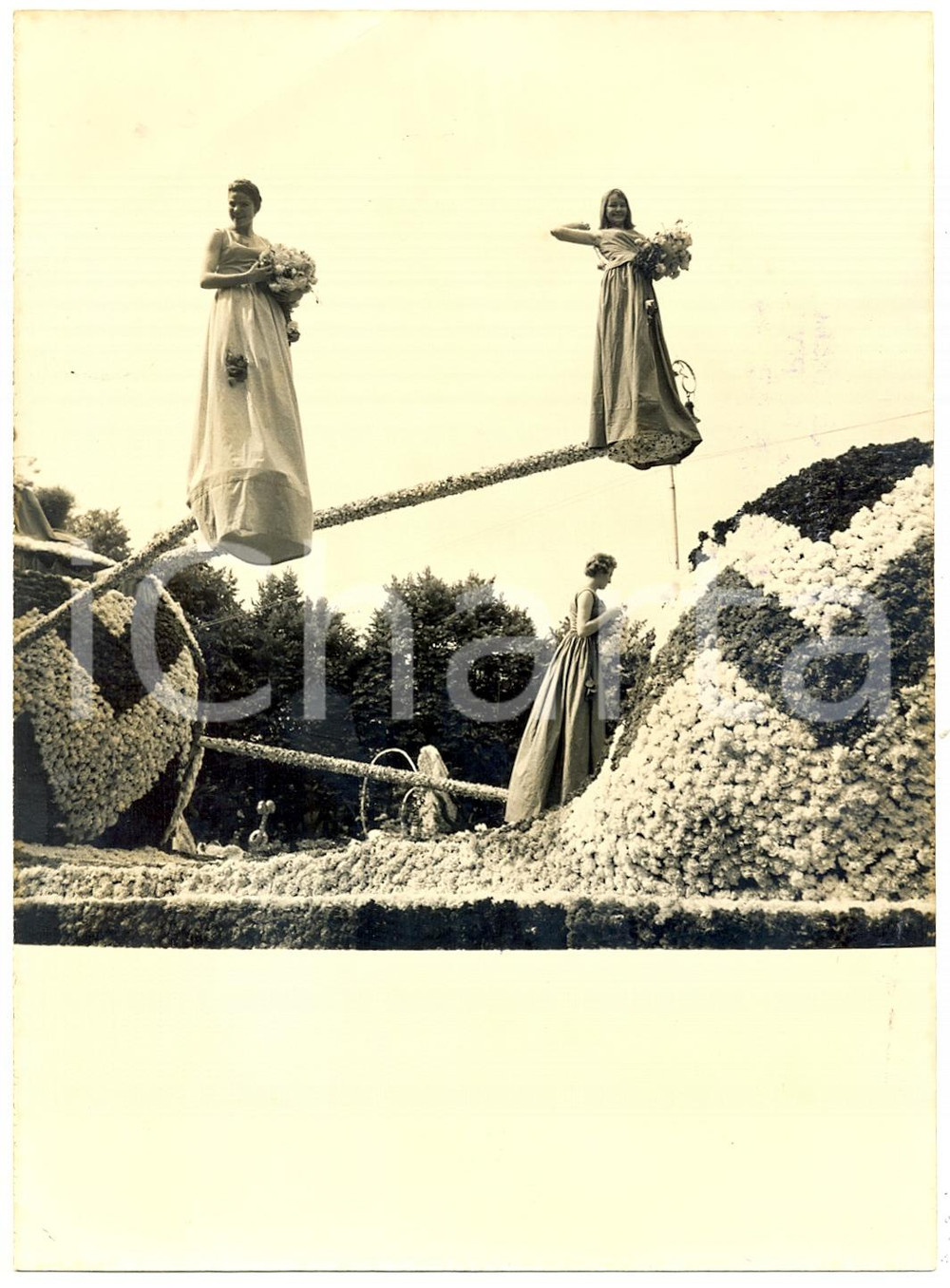 1960 ca SALSOMAGGIORE TERME (PR) CORSO DEI FIORI - Figuranti su carro allegorico