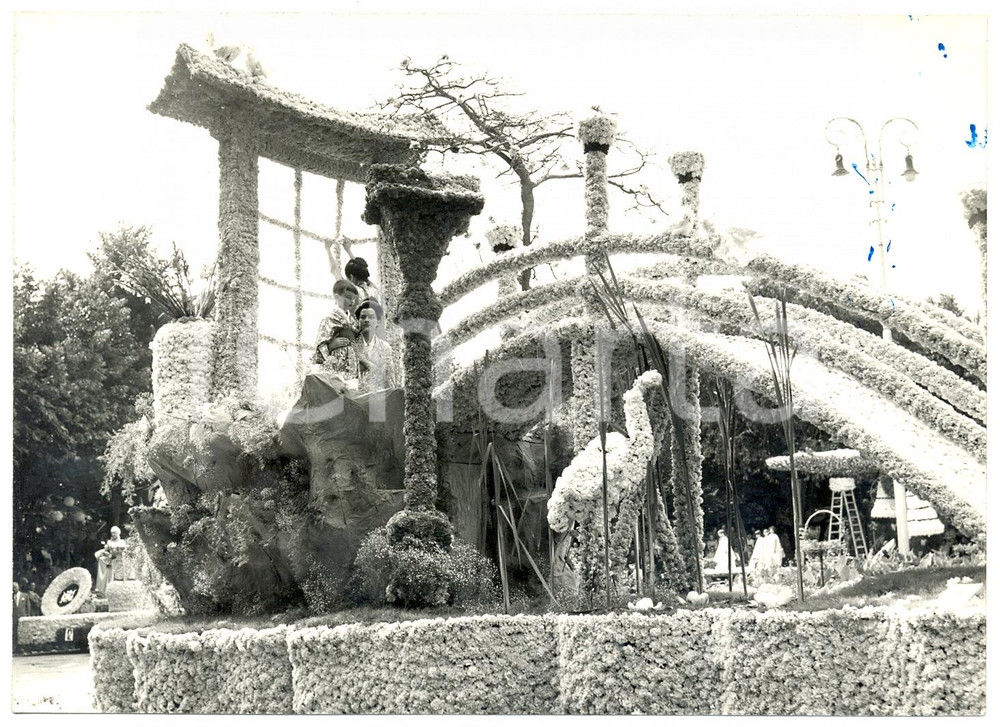 1960 ca SALSOMAGGIORE TERME (PR) CORSO DEI FIORI Carro allegorico a tema cinese