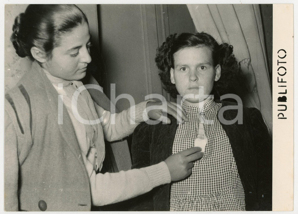 1960 ca FRIGNANO (CE) - Angela RONZA mostra scapolare della Madonna piangente