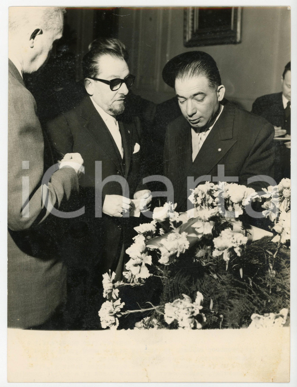 1956 SANREMO (IM) - Gabriel OLLIVIER e Giovanni ASQUASCIATI ammirano garofani