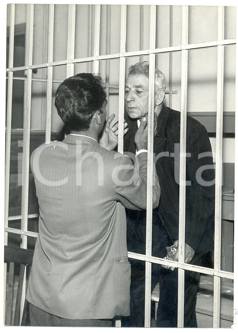 1958 ENNA Processo Mostro di Vallegrande - Imputato Vincenzo RUISI saluta figlio