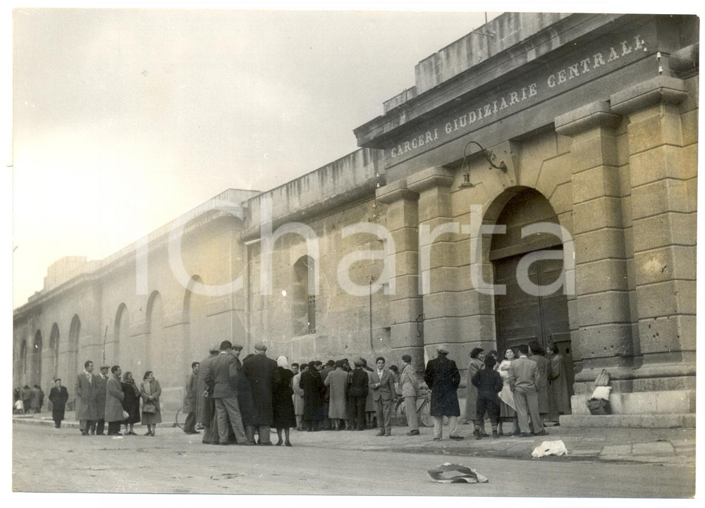 1954 PALERMO Morte di Gaspare PISCIOTTA - Folla radunata davanti al carcere