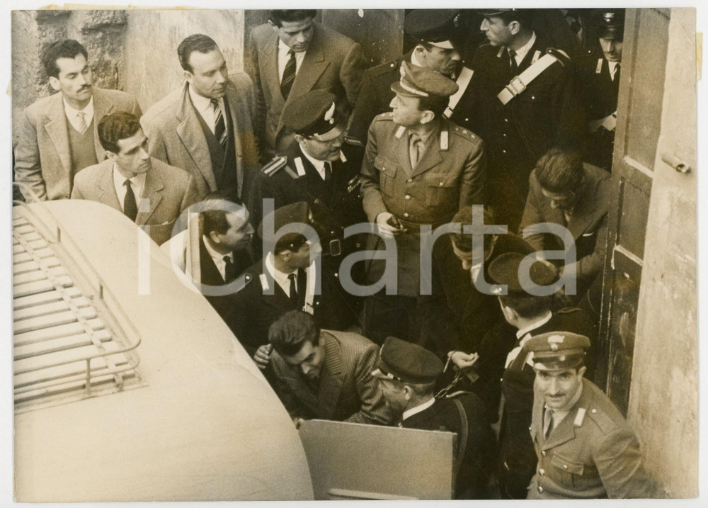 1950 PALERMO Processo BANDA GIULIANO - Imputati scortati fuori dal tribunale