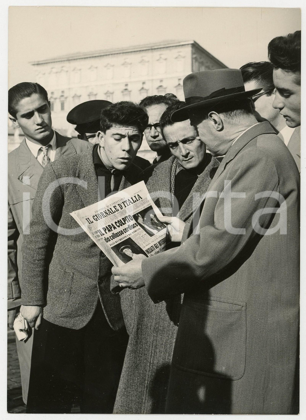 1954 ROMA Collasso Papa PIO XII - Cittadini leggono IL GIORNALE D'ITALIA *Foto