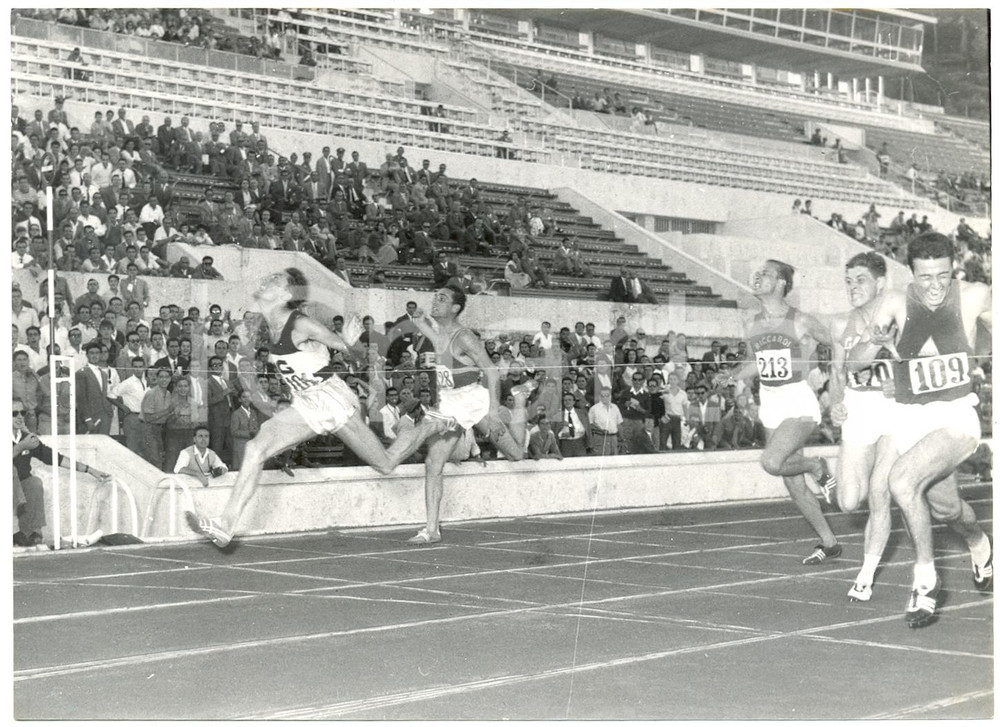 1956 ROMA FORO ITALICO - Luigi GNOCCHI vince 100 metri ai Campionati FIDAL *Foto