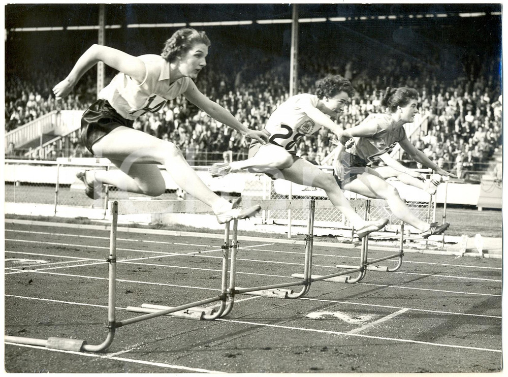 1957 LONDON WHITE CITY STADIUM London-Rome match - Carole QUINTON Kathleen DEGG
