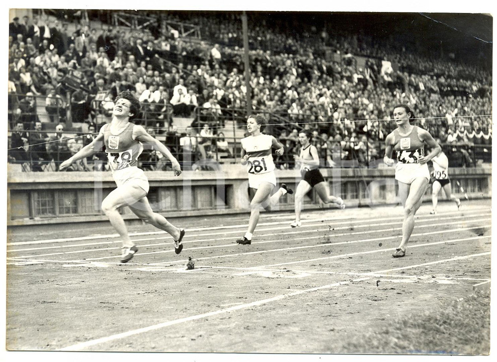 1955 ca ATLETICA Giochi universitari - Marija ITKINA e Giuseppina LEONE in gara