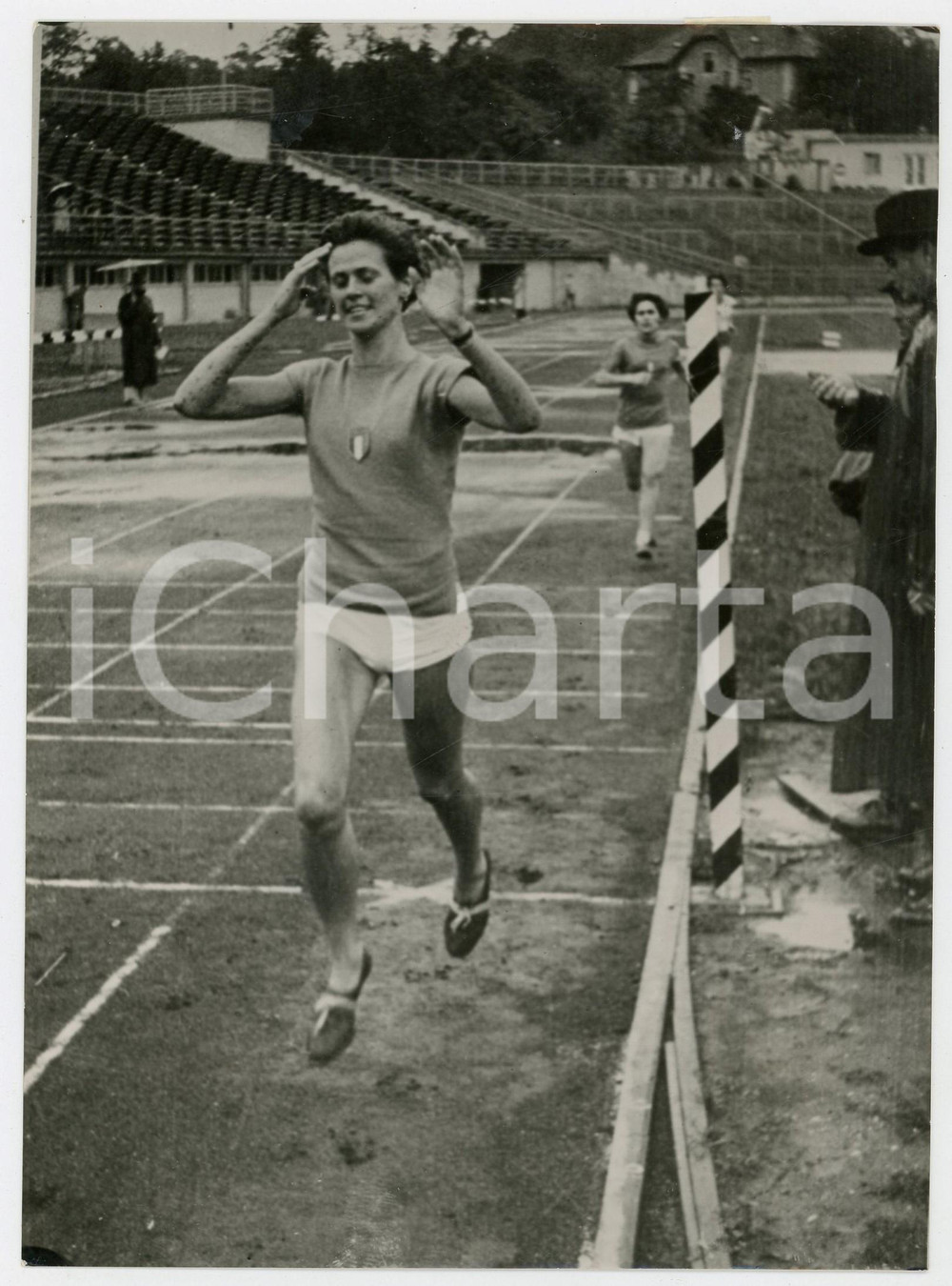 1955 ca LINZ ATLETICA - Loredana SIMONETTI e Maria Antonietta ALBANO in gara