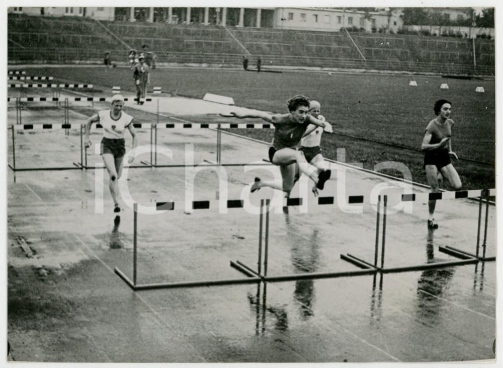 1955 ca LINZ ATLETICA - Milena GREPPI gareggia negli 80 metri ostacoli *Foto