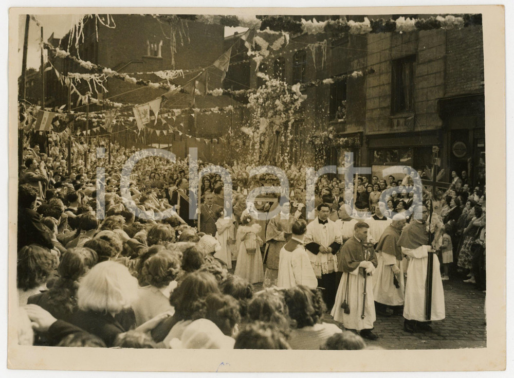 1953 LONDON CLERKENWELL - Catholic procession with OUR LADY OF MOUNT CARMEL