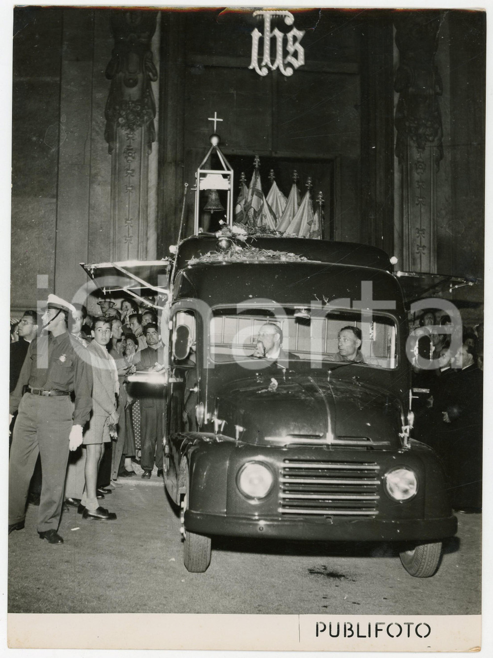 1953 GENOVA Pellegrinaggio Roma - Torino - Arrivo del carro-cappella *Foto 18x24