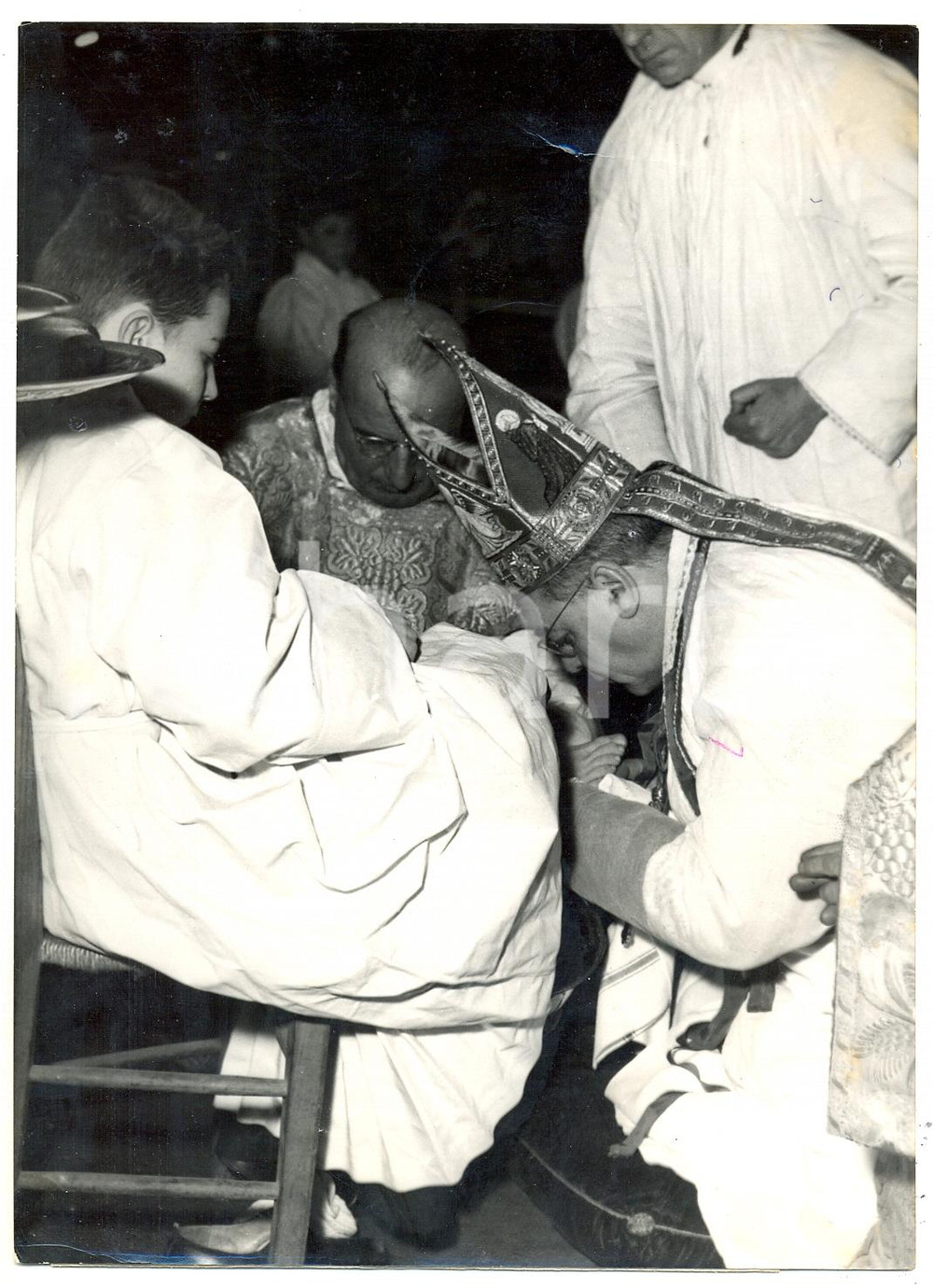 1955 PARIS NOTRE-DAME Mgr Pierre BROT au lavement des pieds pour le Jeudi Saint
