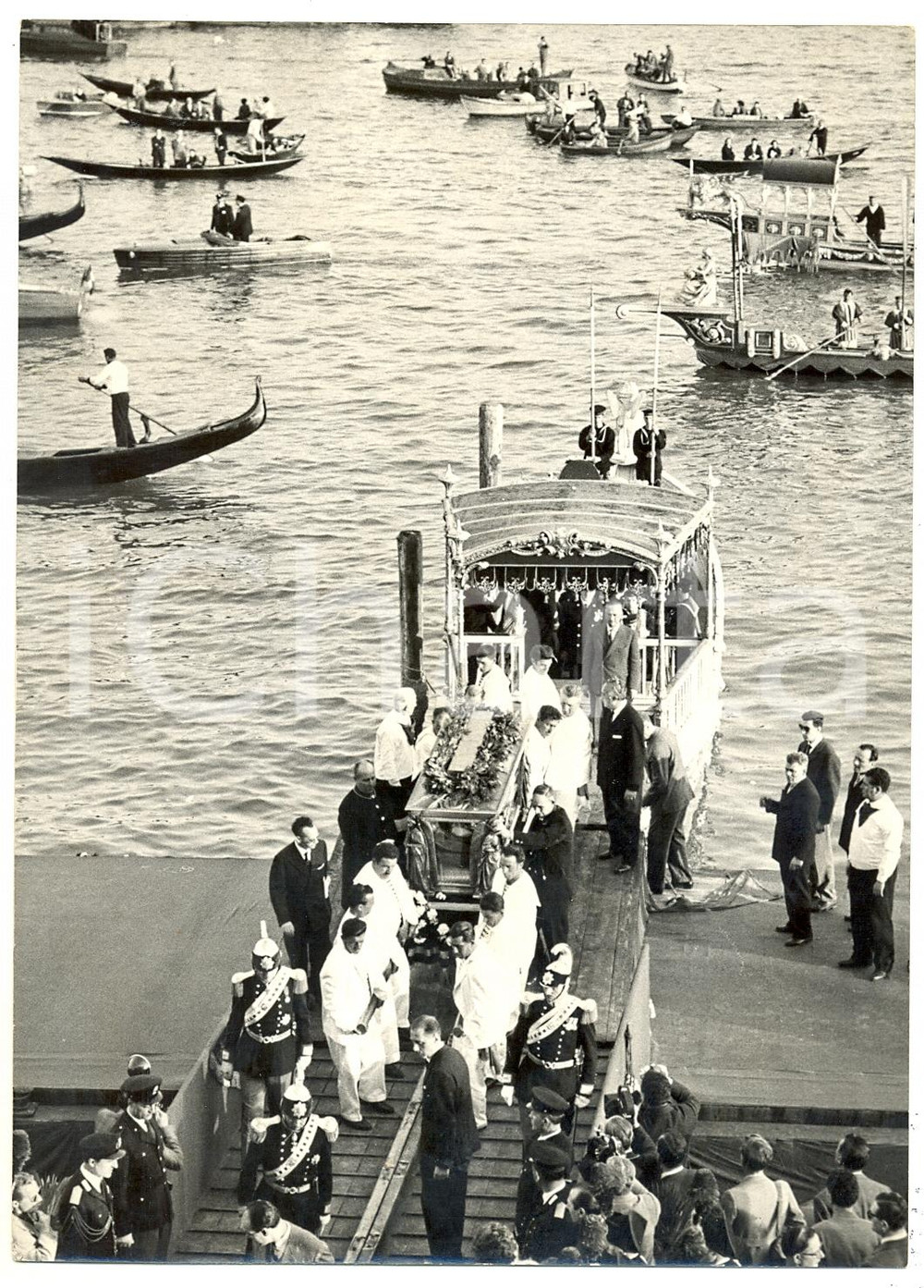 1959 VENEZIA SAN MARCO Gondolieri trasbordano spoglie di SAN PIO X da BUCINTORO