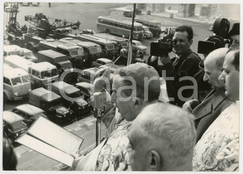 1957 ROMA COLOSSEO - Monsignore Luigi TRAGLIA benedice autoveicoli *Foto