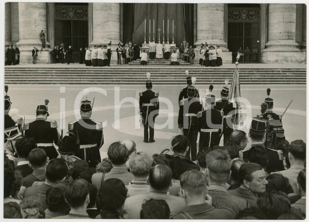 1953 VATICANO Piazza San Pietro PASQUA - Monsignor Luigi TRAGLIA celebra Messa