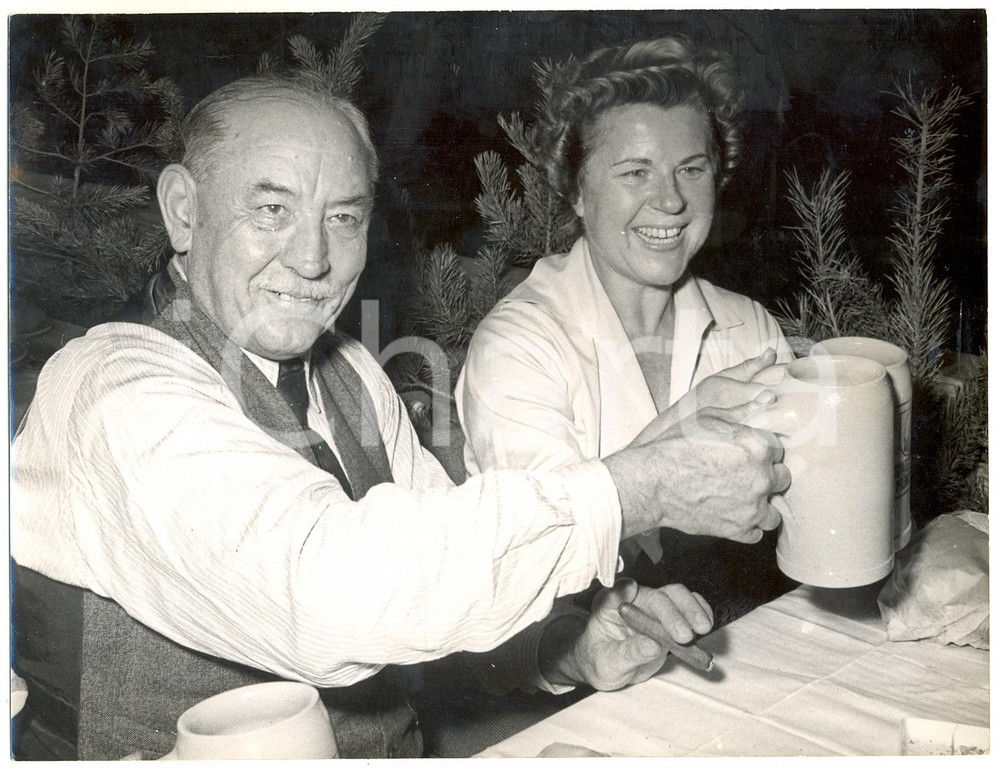 1953 MUNICH OKTOBERFEST - Paula WESSELY brinda con sindaco Thomas WIMMER *Foto