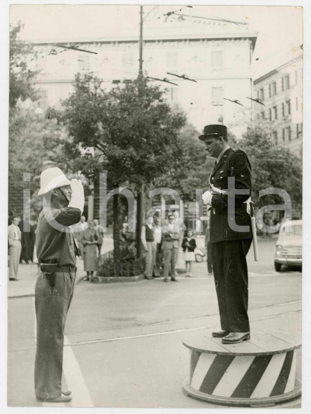 1954 GENOVA - VIGILE URBANO genovese dirige traffico con collega francese *Foto