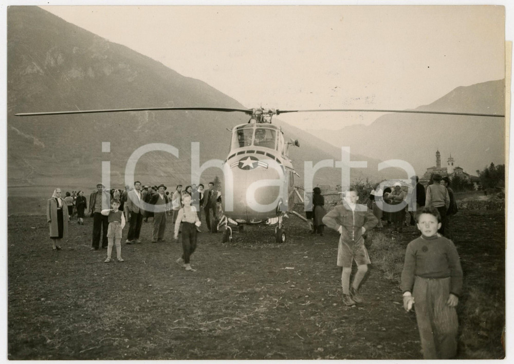1954 ENTRACQUE (CN) - Folla di curiosi attorno a elicottero americano *Foto