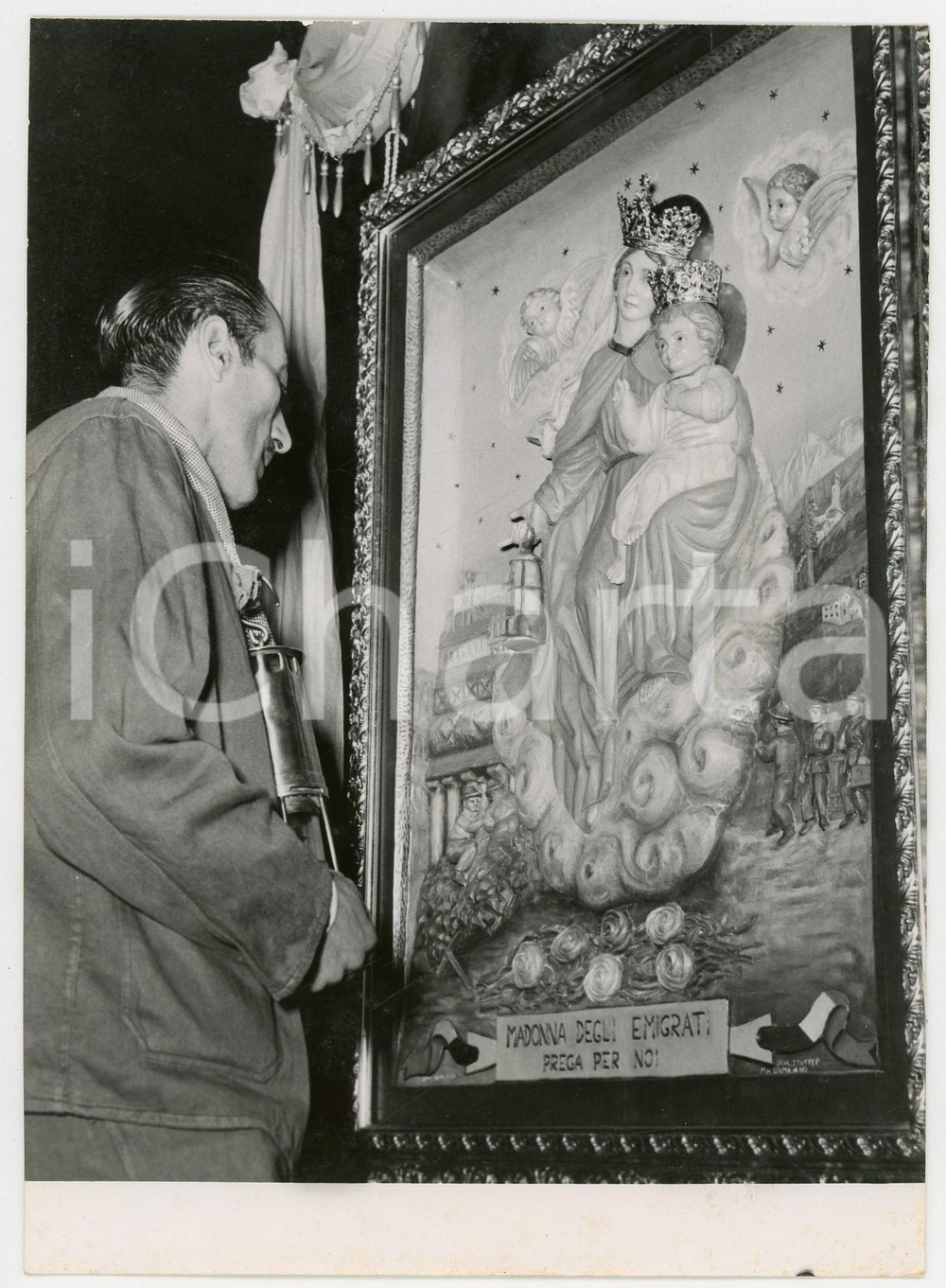 1955 MILANO Chiesa del Sacro Cuore - Fedele prega la MADONNA DEGLI EMIGRATI