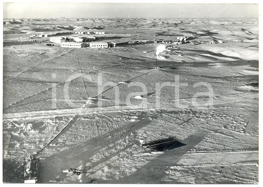 1957 HASSI MESSAOUD (ALGERIE) - Vue aérienne des gisements pétrolifère *Photo