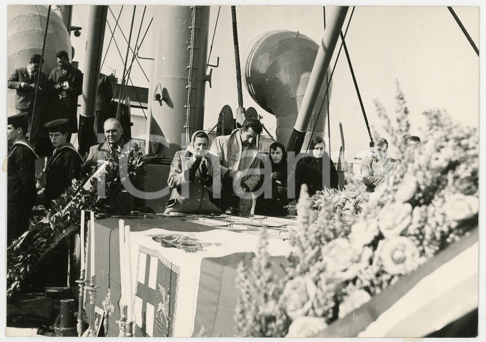 1958 REGGIO CALABRIA - Naufragio BONITAS - Familiari all'arrivo delle salme (3)