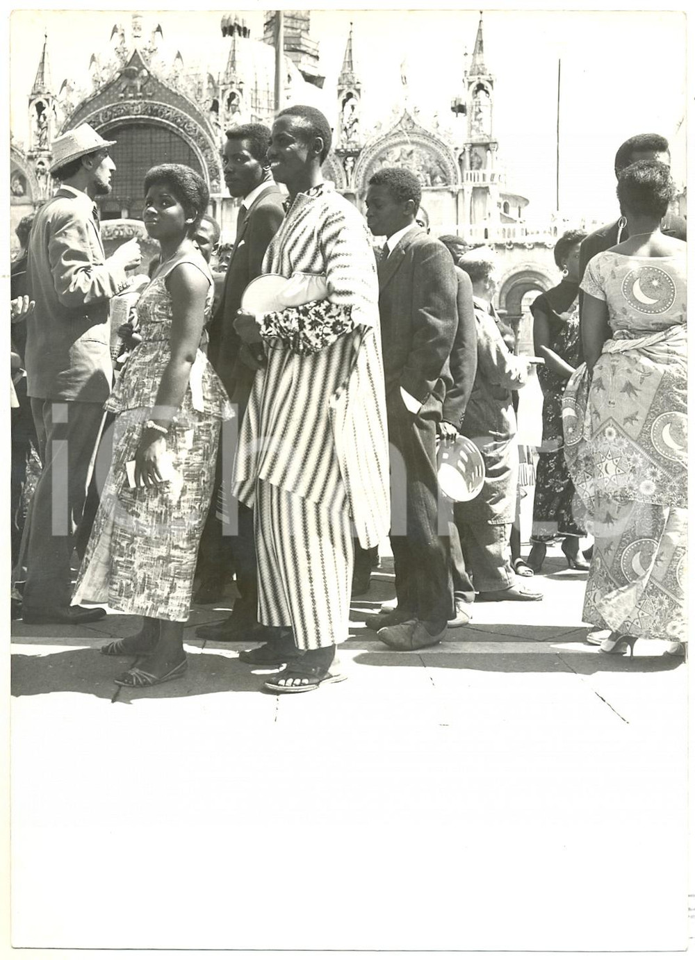 1955 ca VENEZIA Piazza SAN MARCO - Studenti COSTA D'AVORIO in abiti tradizionali