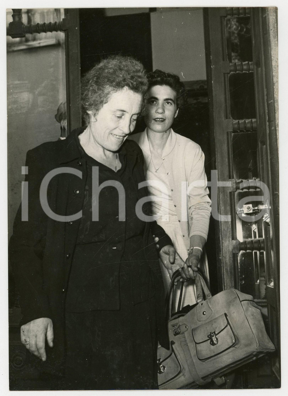 1953 ROMA - DELITTO DI ENTRÈVES - Madre e sorella dell'imputata Jolanda BERGAMO
