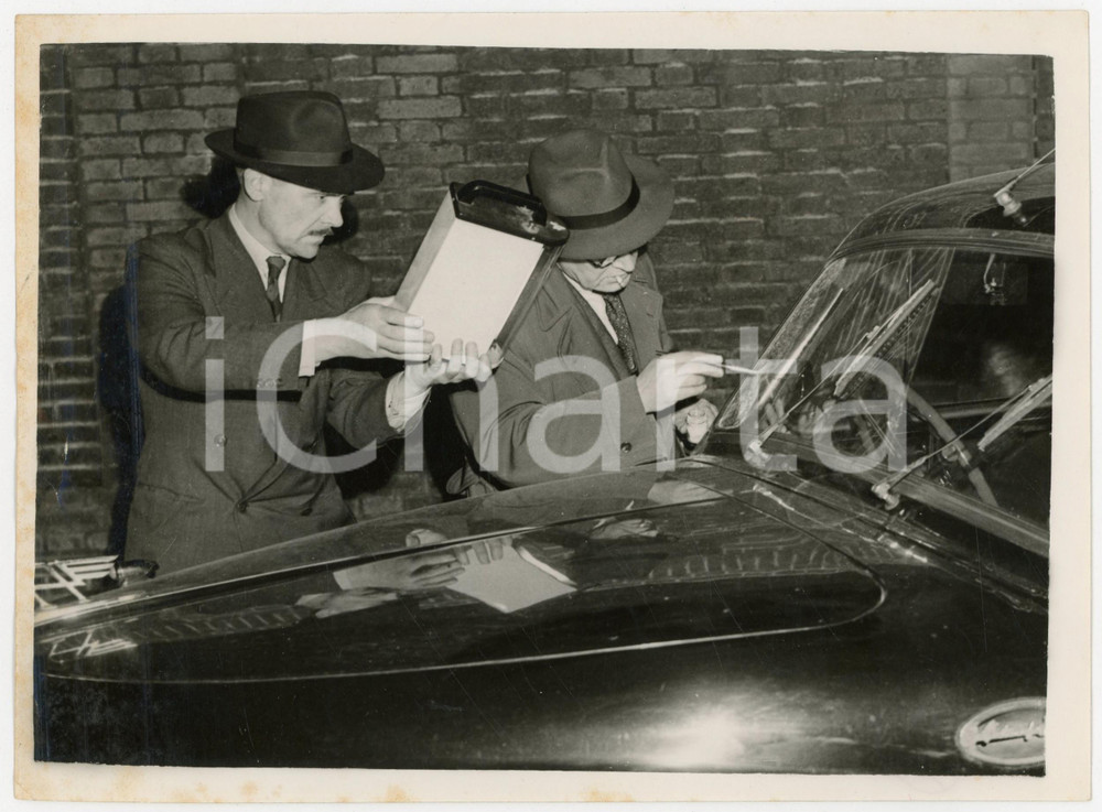 1954 LONDON HOLBORN Rapina portavalori - Investigatori cercano impronte digitali