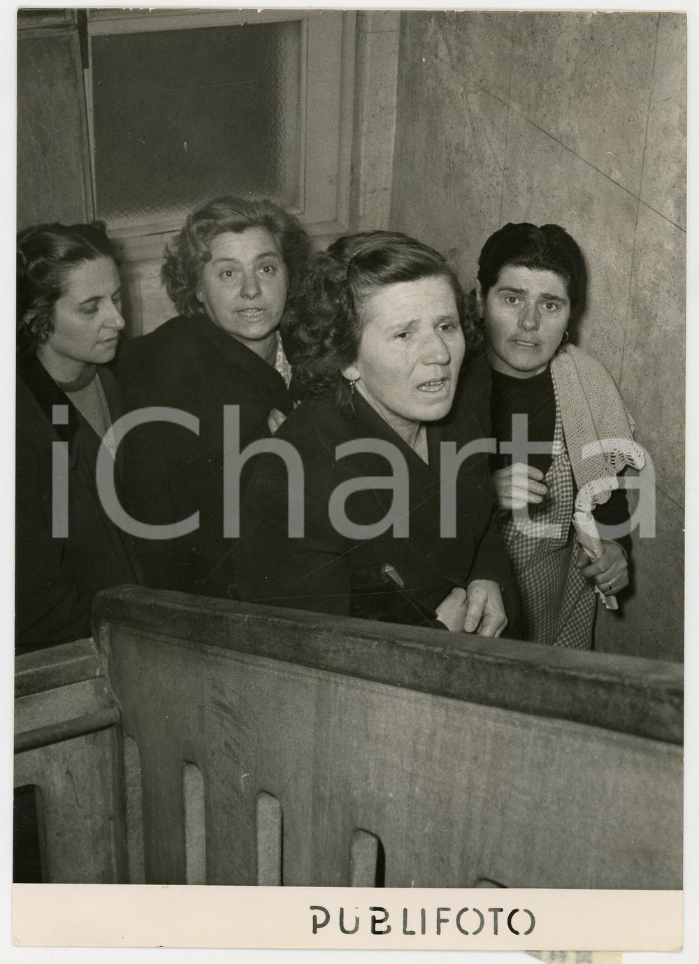1955 MILANO Caso CASCARANO - La sorella della vittima sul luogo del delitto