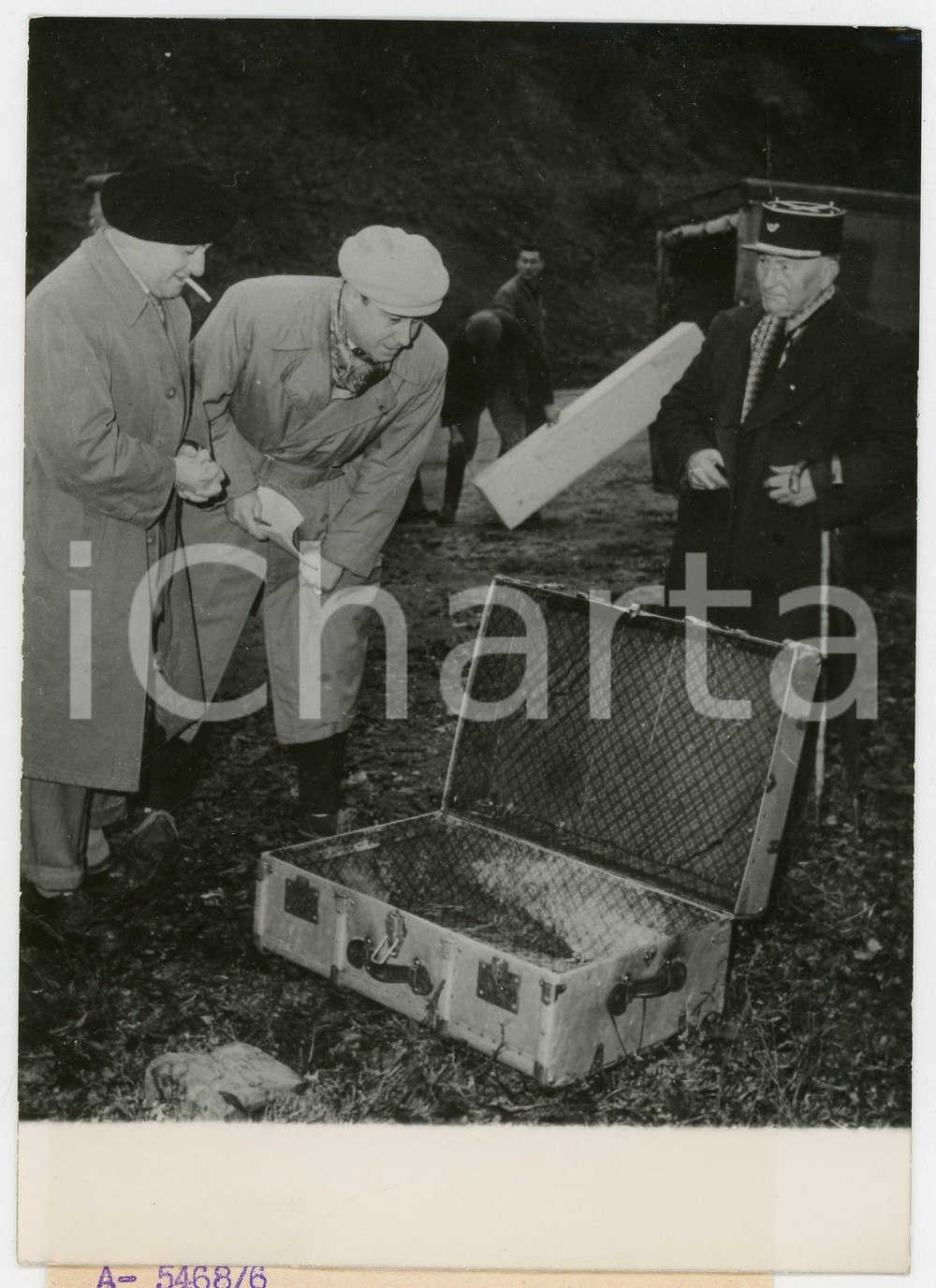 1956 LA BÂTIE-DIVISIN (F) Cronaca nera - Investigatori sul luogo di un omicidio