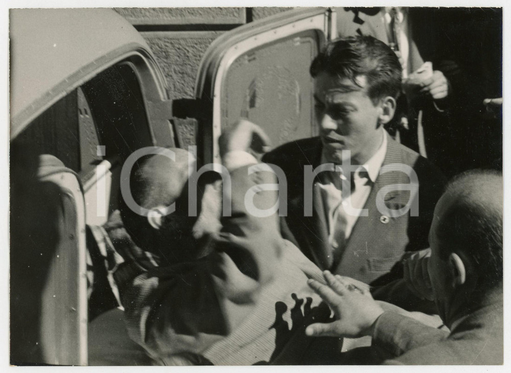 1956 BUSTO ARSIZIO Sparatoria Panificio SAPORITI - Ferito condotto in ambulanza