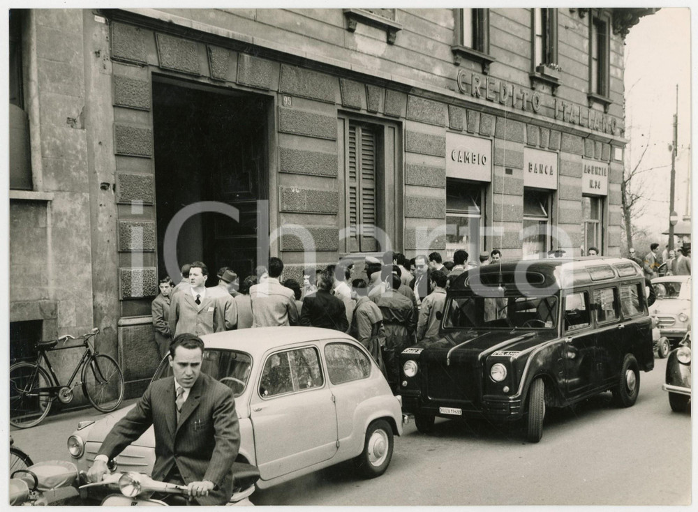 1958 MILANO Corso Sempione - Folla di curiosi sul luogo di un omicidio (1) *Foto