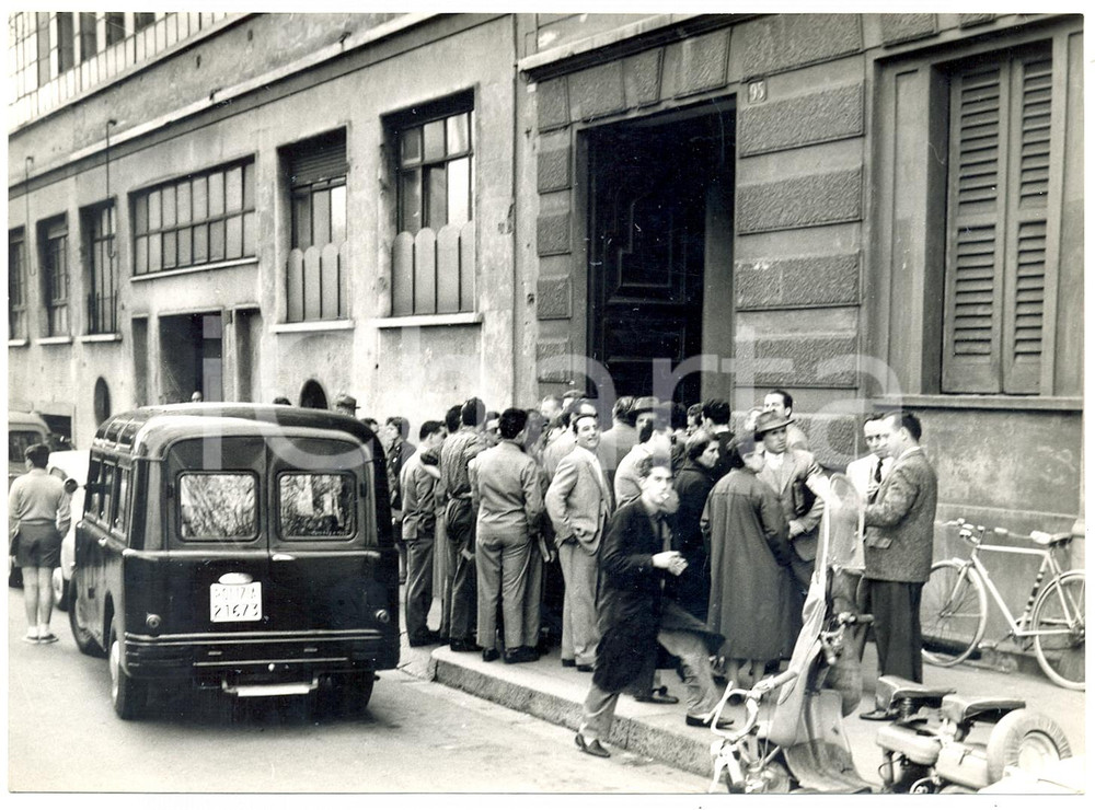 1958 MILANO Corso Sempione - Folla di curiosi sul luogo di un omicidio (2) *Foto