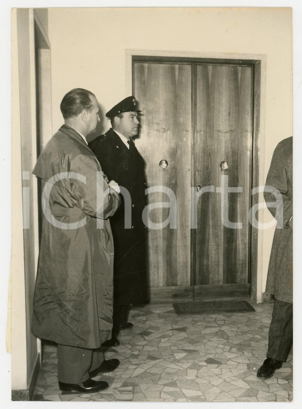 1959 ROMA Omicidio di Adamella MAZZUOLI - Investigatori sul luogo del delitto